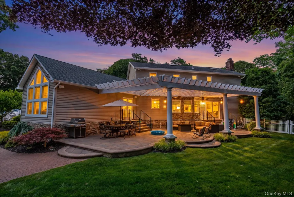 8 Quaker Hill Road Stony Brook, NY 11790