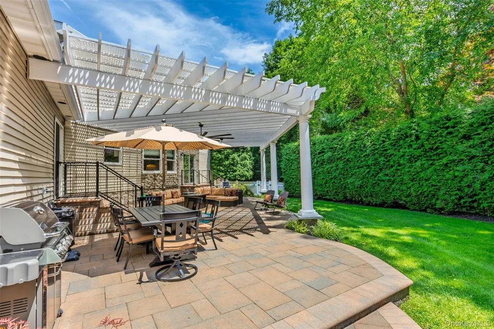 8 Quaker Hill Road Stony Brook, NY 11790