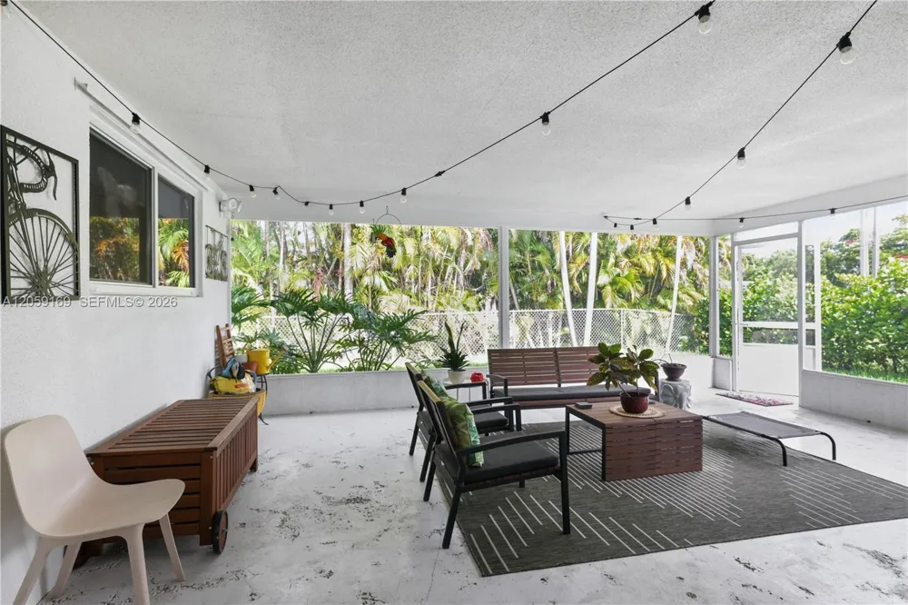 904 SW 3rd Ave Hallandale Beach, FL 33009