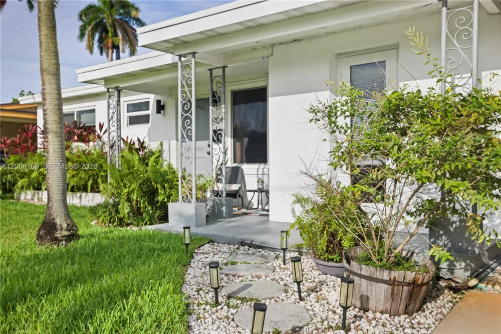 904 SW 3rd Ave Hallandale Beach, FL 33009