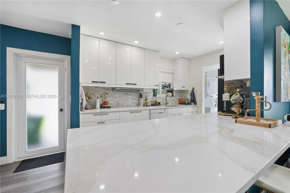 904 SW 3rd Ave Hallandale Beach, FL 33009