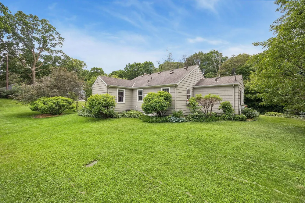 20600 Carson Road Deephaven, MN 55331