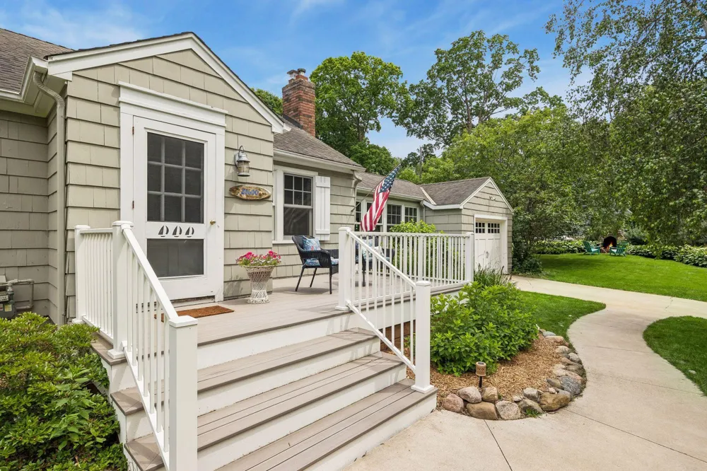20600 Carson Road Deephaven, MN 55331