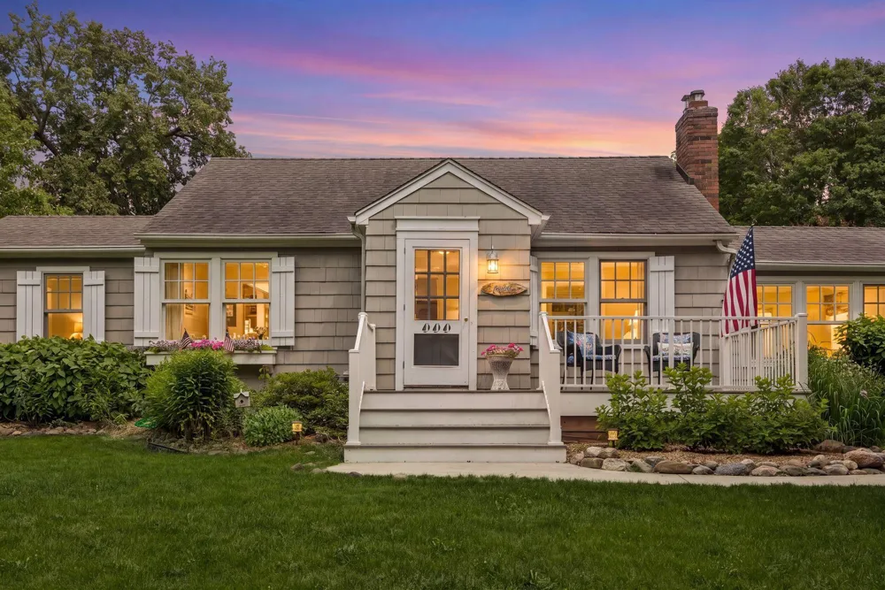 20600 Carson Road Deephaven, MN 55331