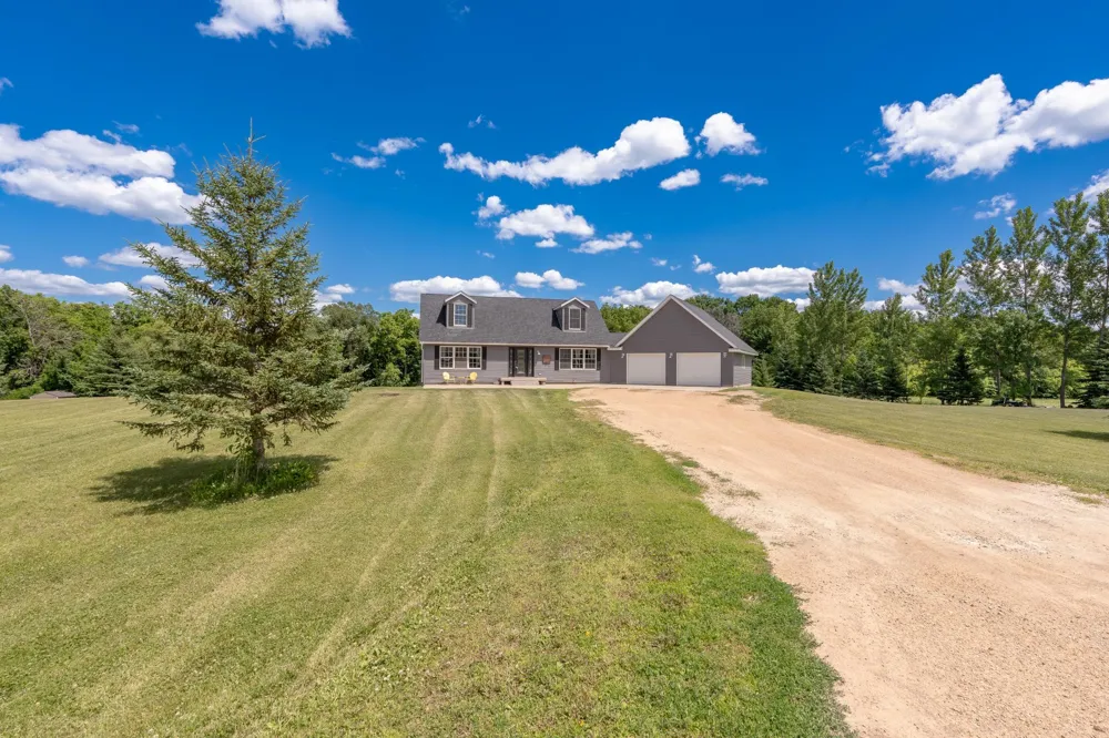 38653 Woodview Circle Le Center, MN 56057