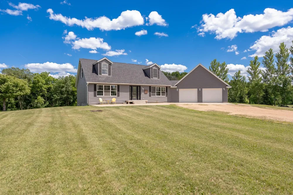 38653 Woodview Circle Le Center, MN 56057