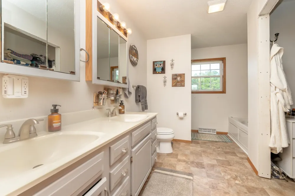 38653 Woodview Circle Le Center, MN 56057