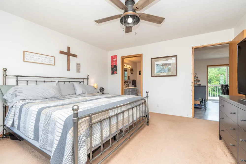 38653 Woodview Circle Le Center, MN 56057