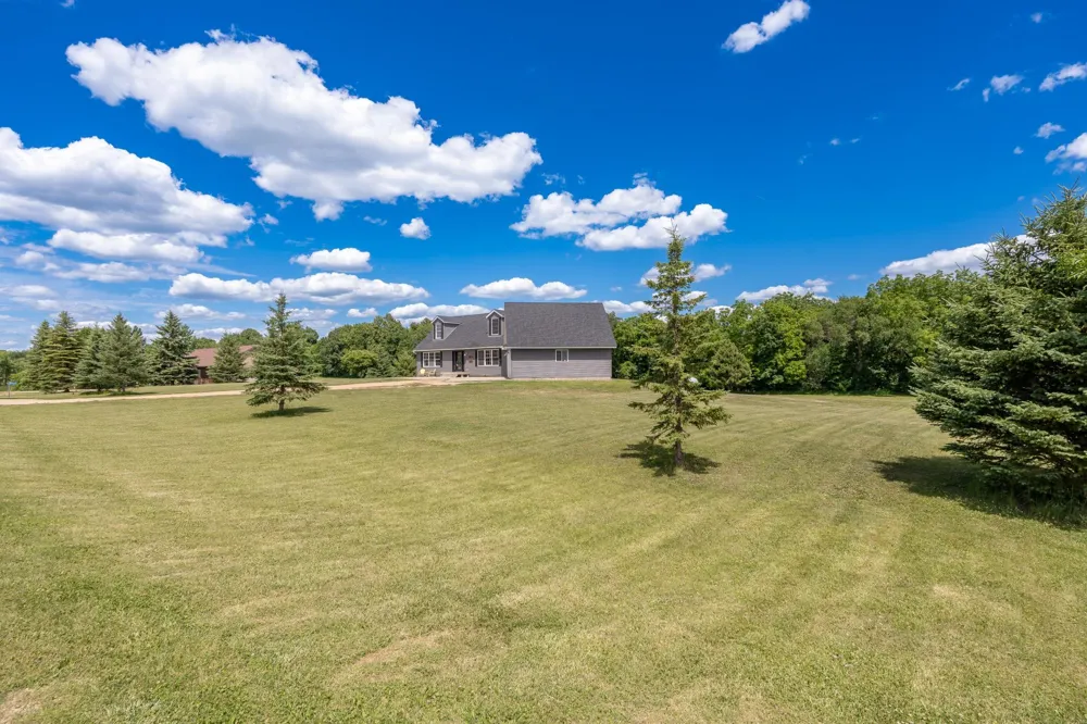 38653 Woodview Circle Le Center, MN 56057