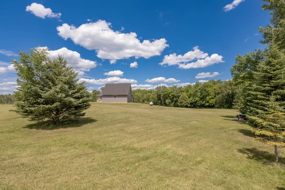 38653 Woodview Circle Le Center, MN 56057