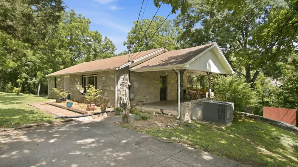 215 Wallace Dr Fayetteville, TN 37334