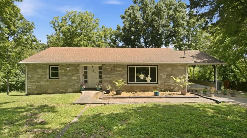 215 Wallace Dr Fayetteville, TN 37334