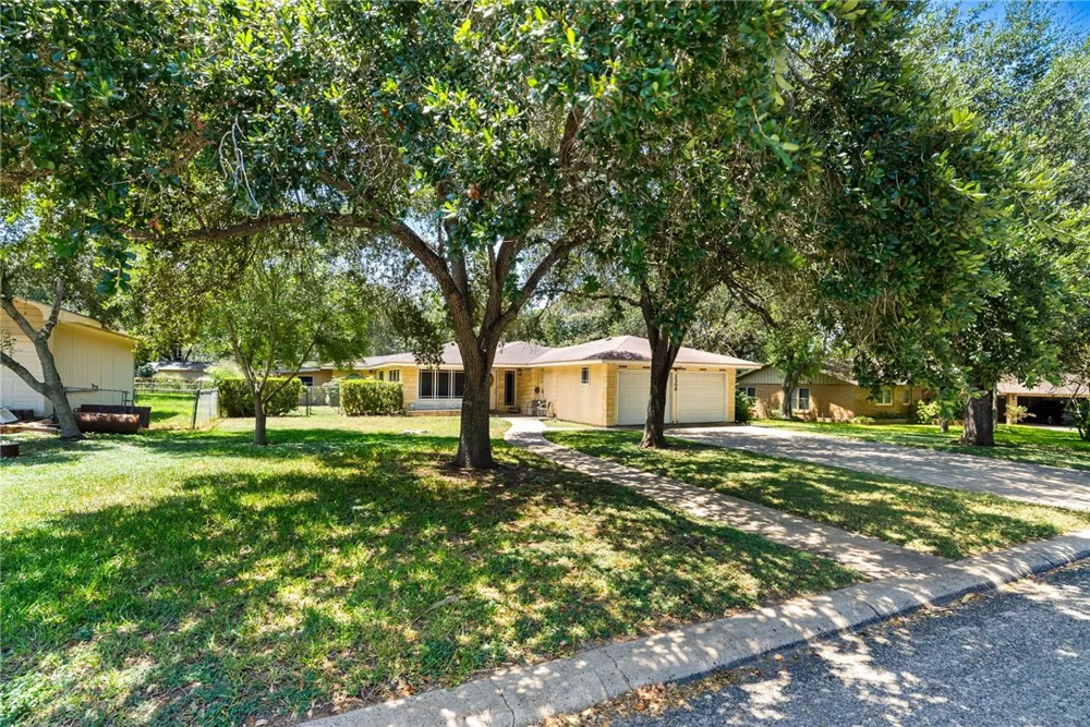 1306 Rose Drive Alice, TX 78332