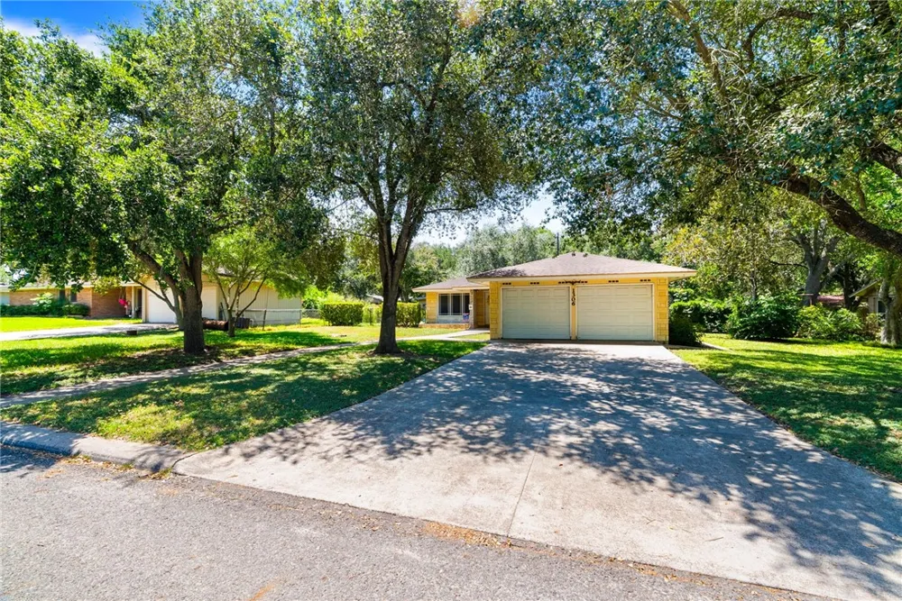 1306 Rose Drive Alice, TX 78332