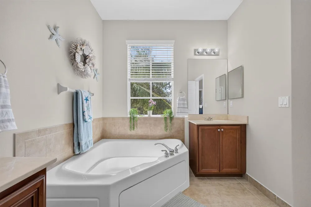 128 W Royal Palm Circle #101 Jupiter, FL 33458