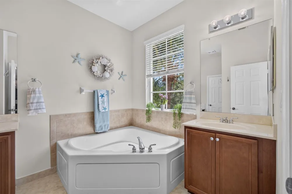 128 W Royal Palm Circle #101 Jupiter, FL 33458