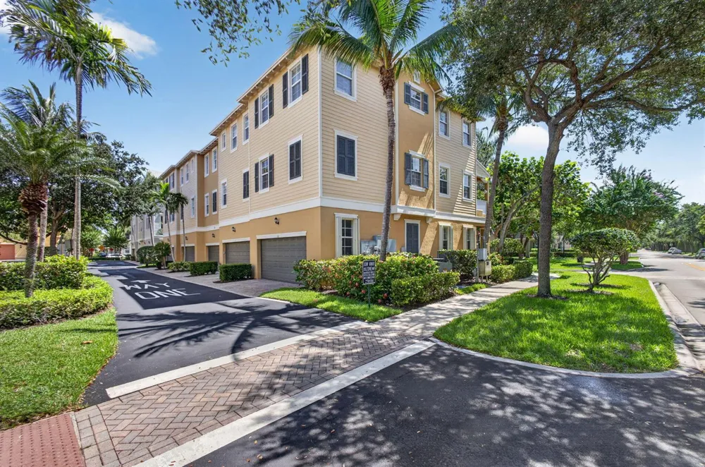 128 W Royal Palm Circle #101 Jupiter, FL 33458