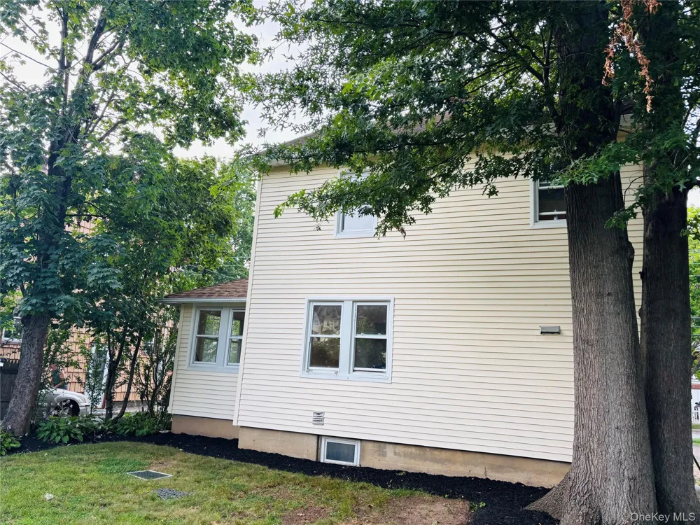 29 Roosevelt Street Glen Cove, NY 11542