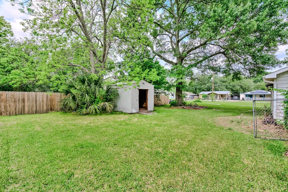 1504 Avenue K Nederland, TX 77627