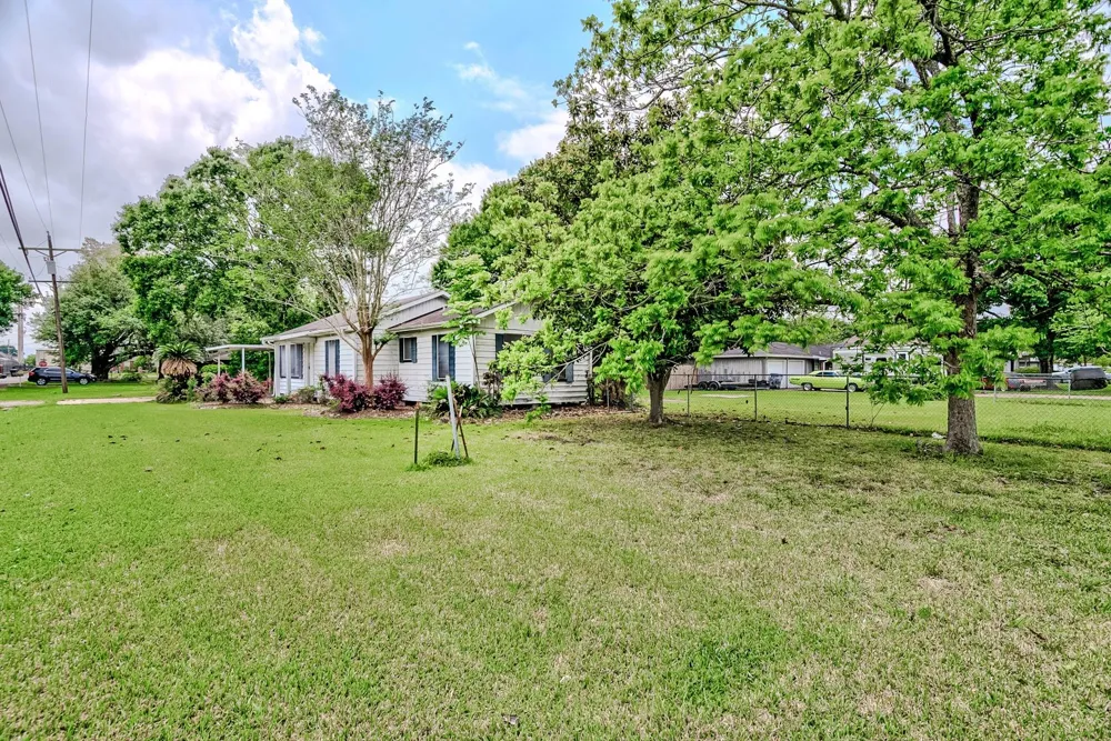 1504 Avenue K Nederland, TX 77627