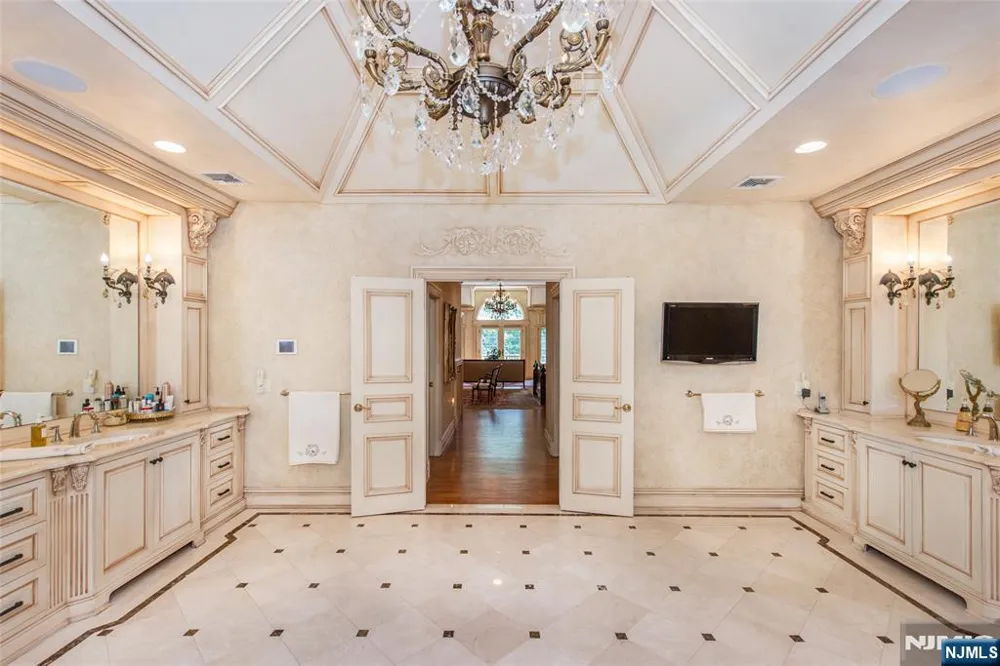 6 Adams Road Saddle River, NJ 07458