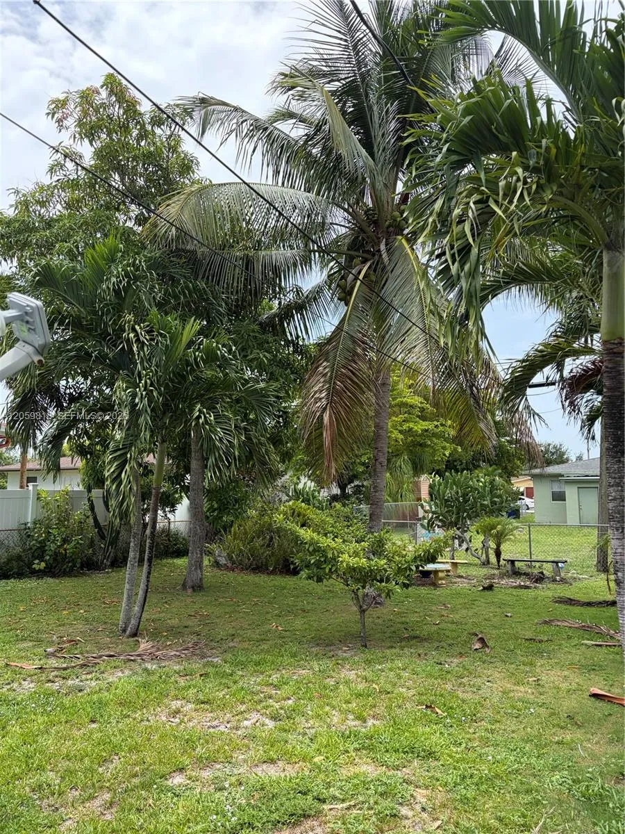 613 NW 5 CT Hallandale Beach, FL 33009