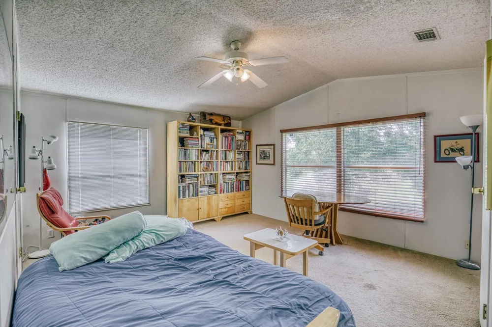 10671 Hidalgo Falls Rd Washington, TX 77880