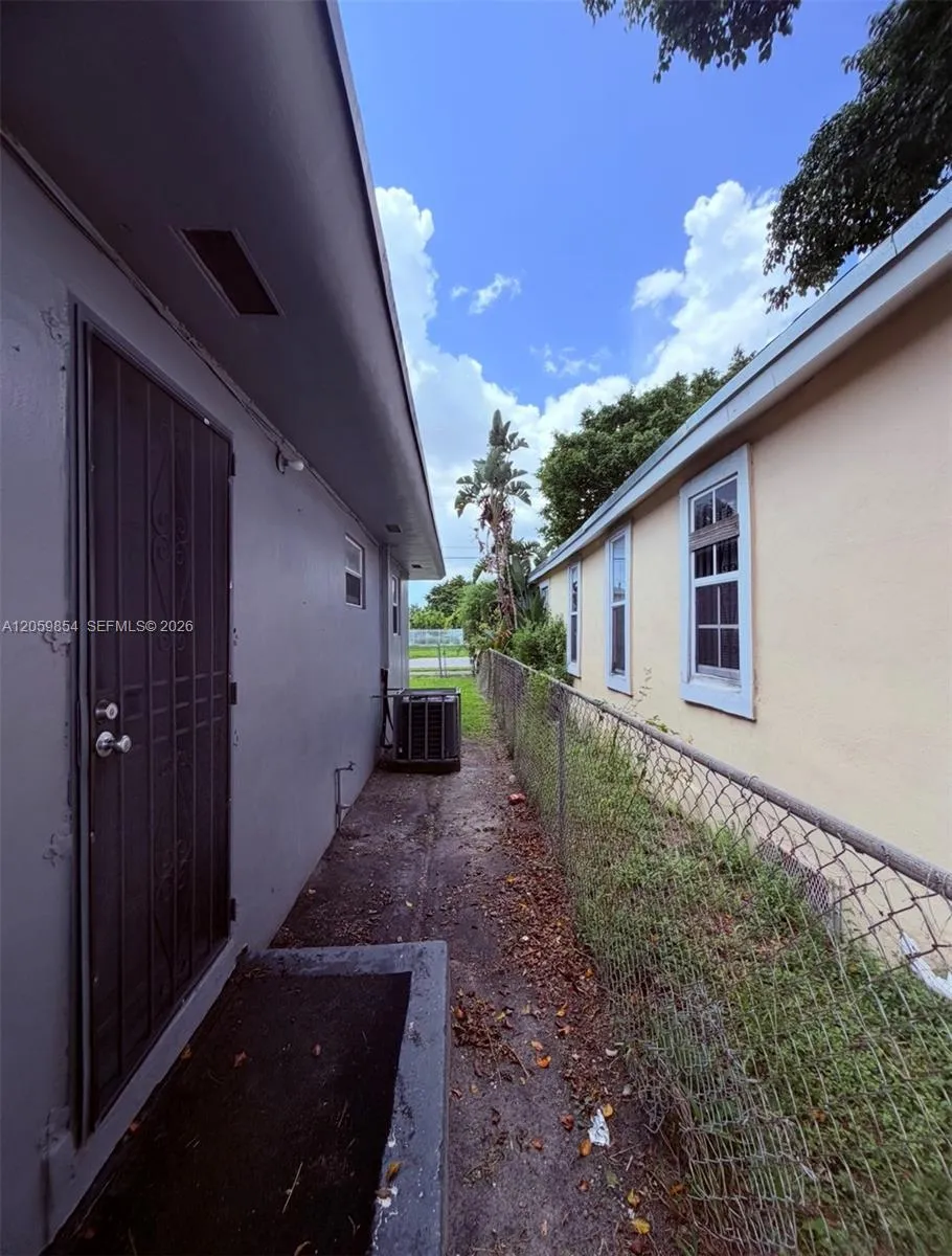 1732 NW 75th St #1732 Miami, FL 33147