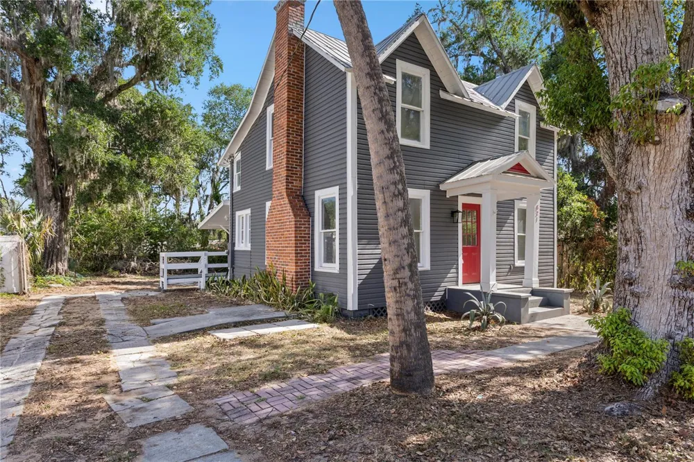 821 E LEMON AVENUE Eustis, FL 32726
