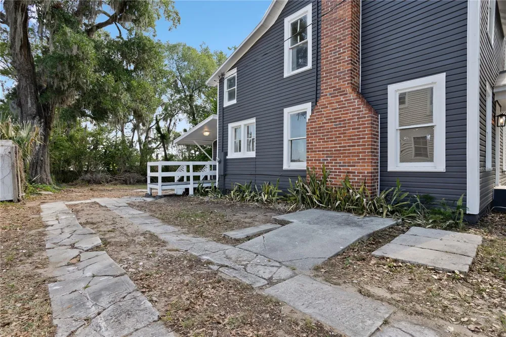 821 E LEMON AVENUE Eustis, FL 32726