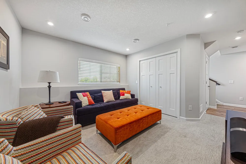 860 Roselyn Drive Victoria, MN 55386