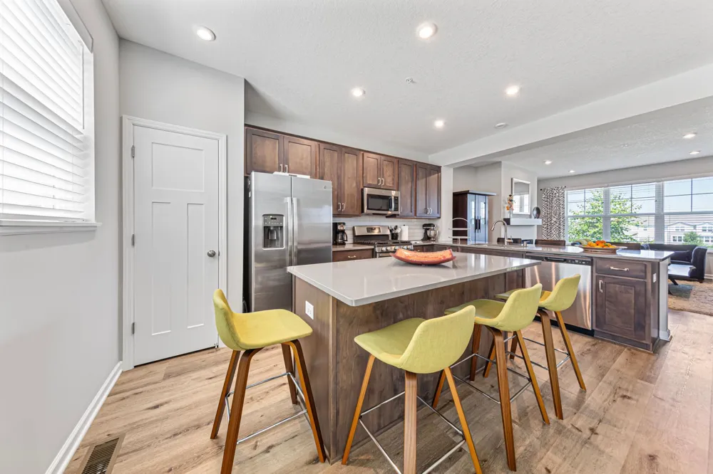 860 Roselyn Drive Victoria, MN 55386