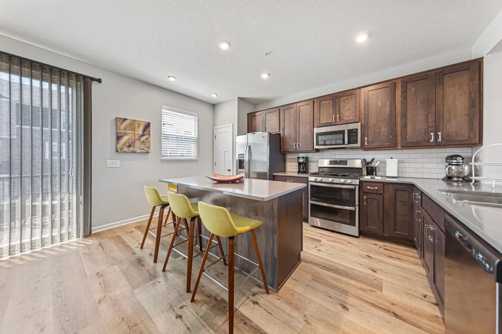 860 Roselyn Drive Victoria, MN 55386