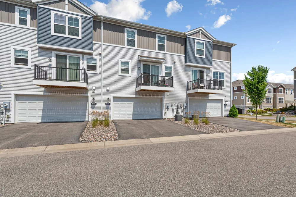 860 Roselyn Drive Victoria, MN 55386