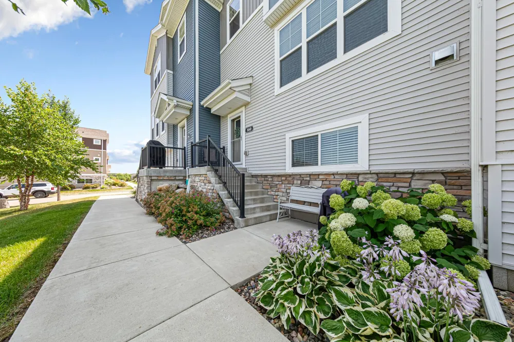 860 Roselyn Drive Victoria, MN 55386