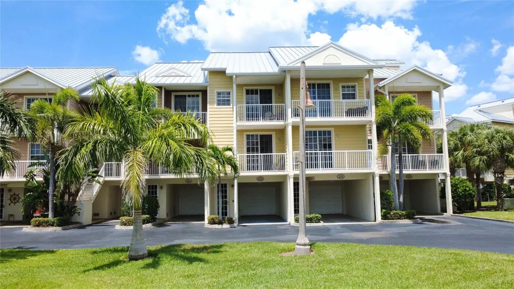 3259 MANGROVE POINT DRIVE Ruskin, FL 33570