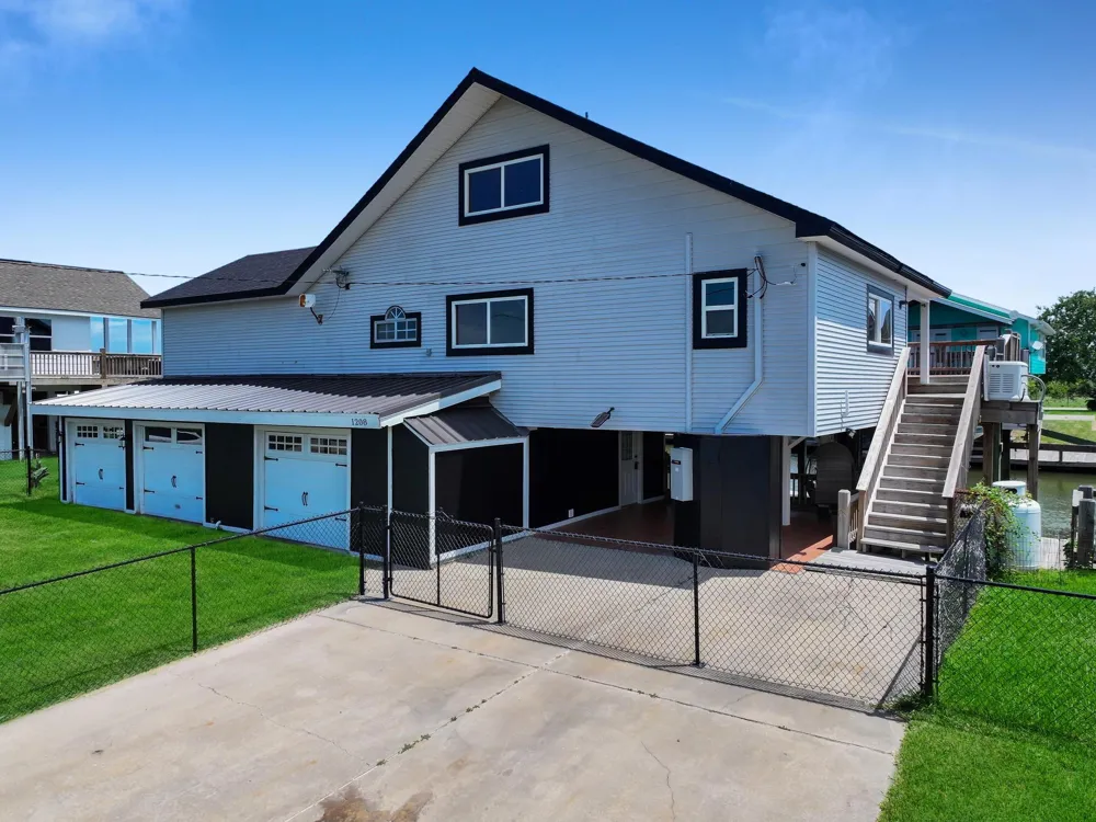 1208 Boyt Road Crystal Beach, TX 77650