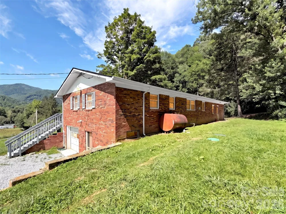 70 Iris Lane Canton, NC 28716