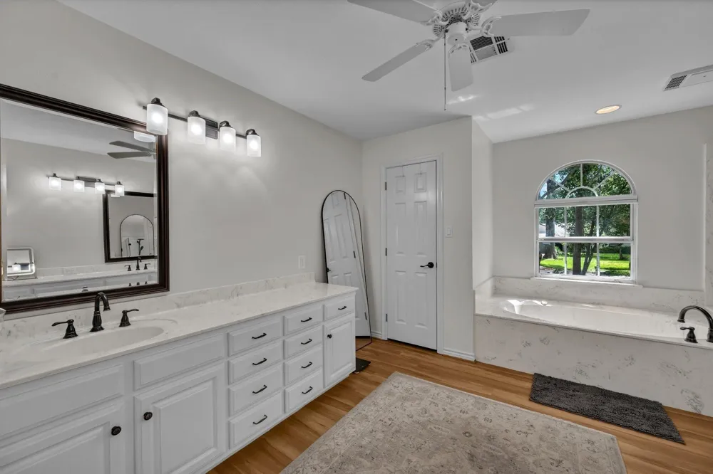 22373 La Jolla Court Huntsville, TX 77320