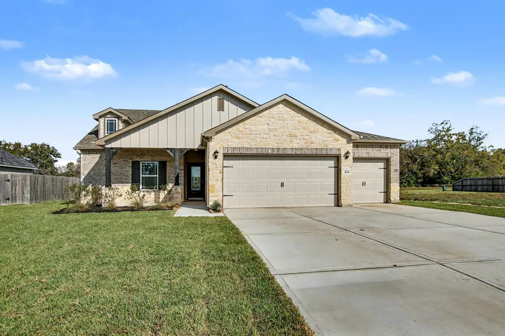 237 Edgewater Drive West Columbia, TX 77486