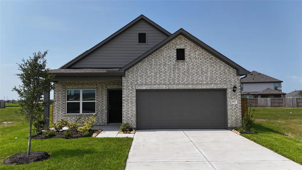 1913 Riverside Circle Dayton, TX 77535