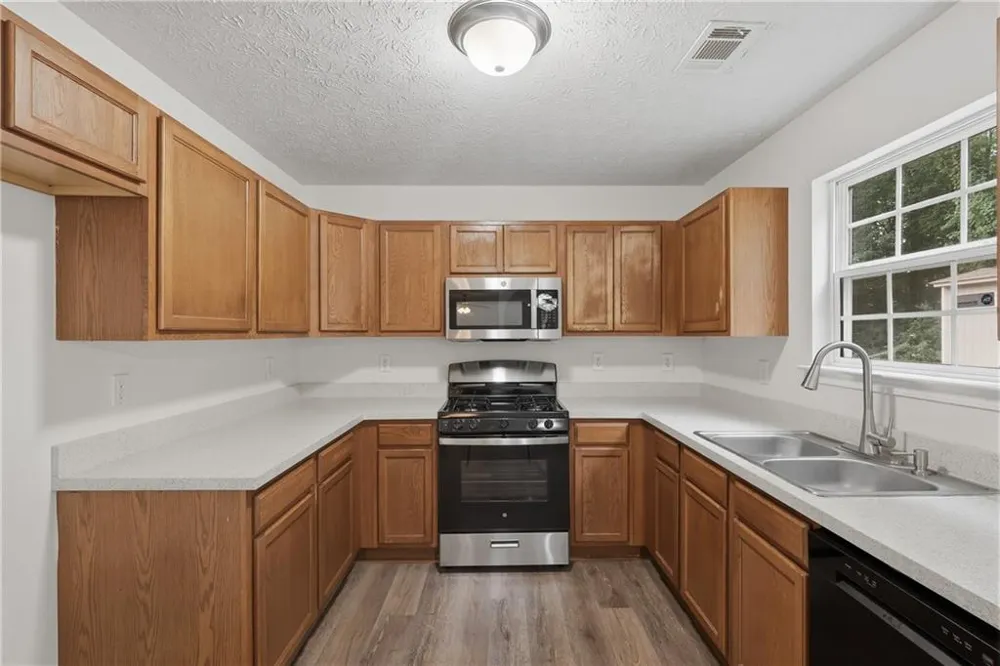2213 Pine View Trail Ellenwood, GA 30294