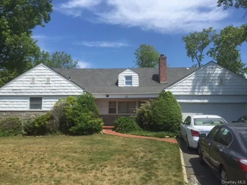 149 Lakeside Drive E