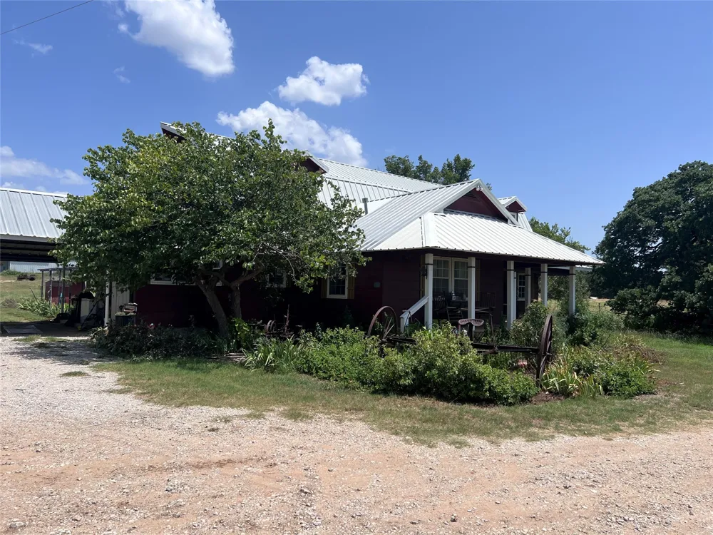 706 County Road 4599 Boyd, TX 76023