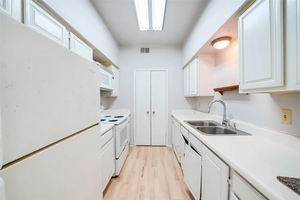 3550 Country Square Drive #409 Carrollton, TX 75006