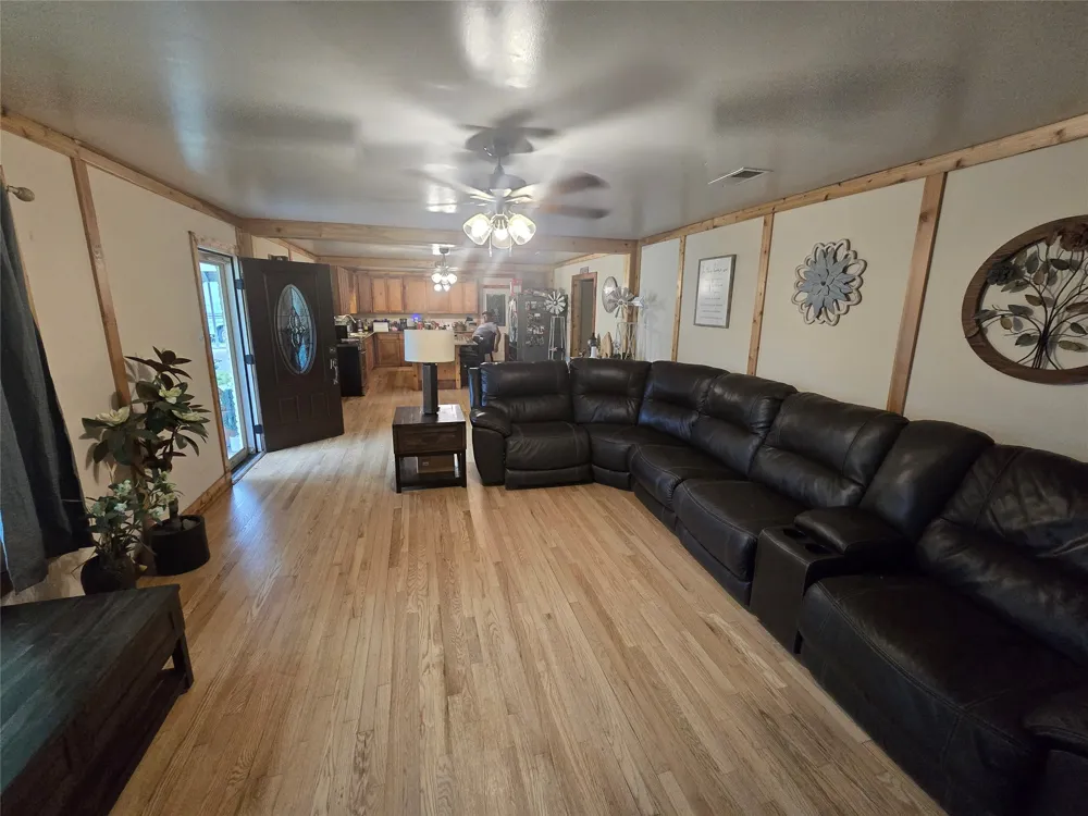 406 Goliad Runge, TX 78151