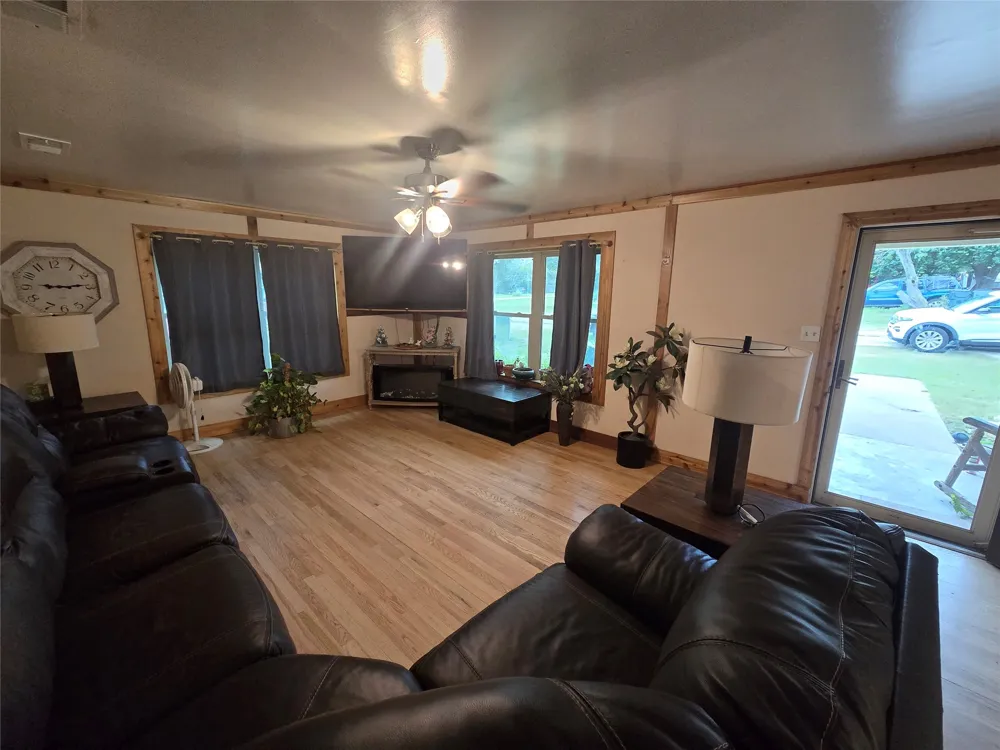 406 Goliad Runge, TX 78151