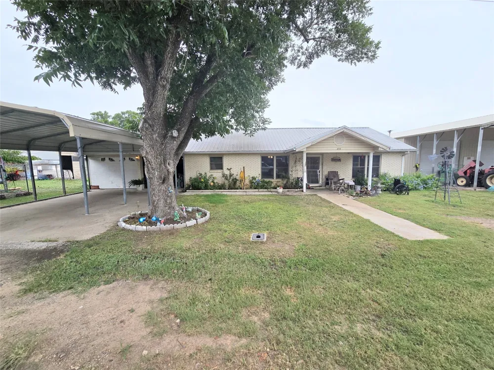 406 Goliad Runge, TX 78151