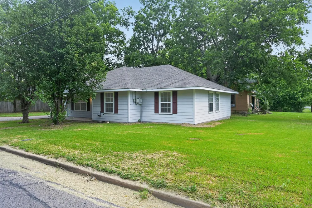 1002 Pine Street Bonham, TX 75418