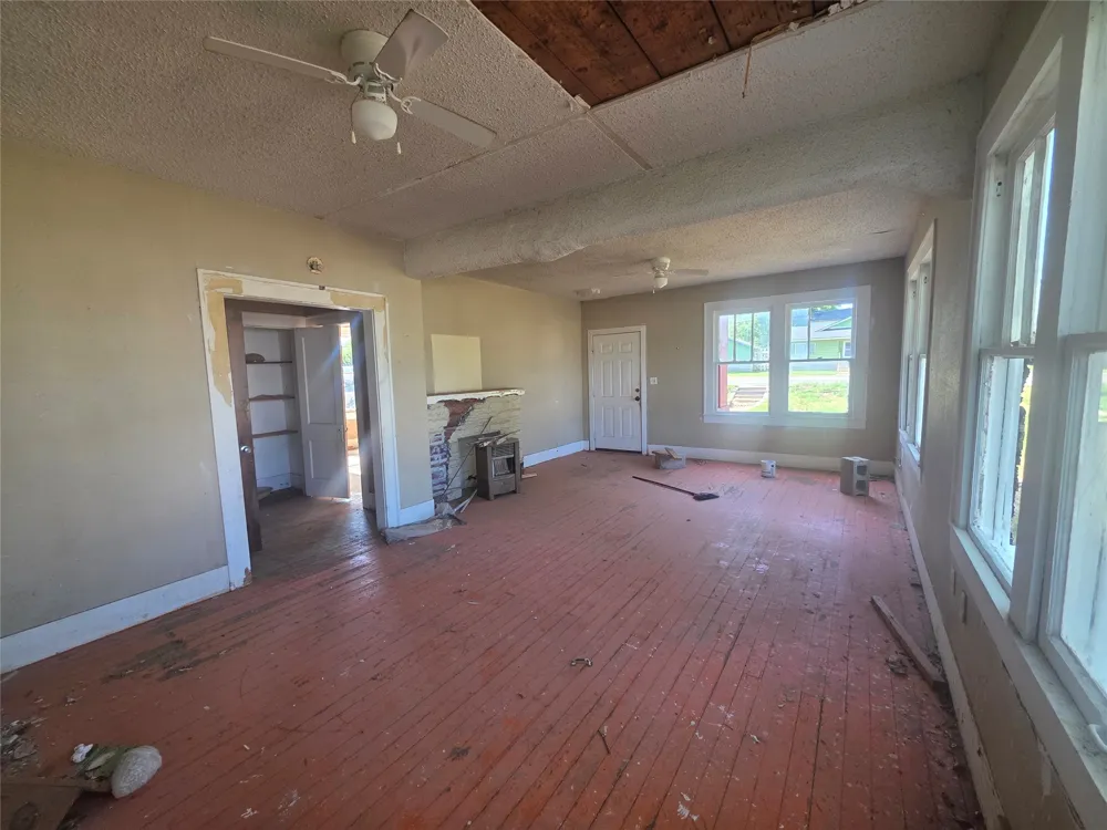 1100 E Walker Street Breckenridge, TX 76424